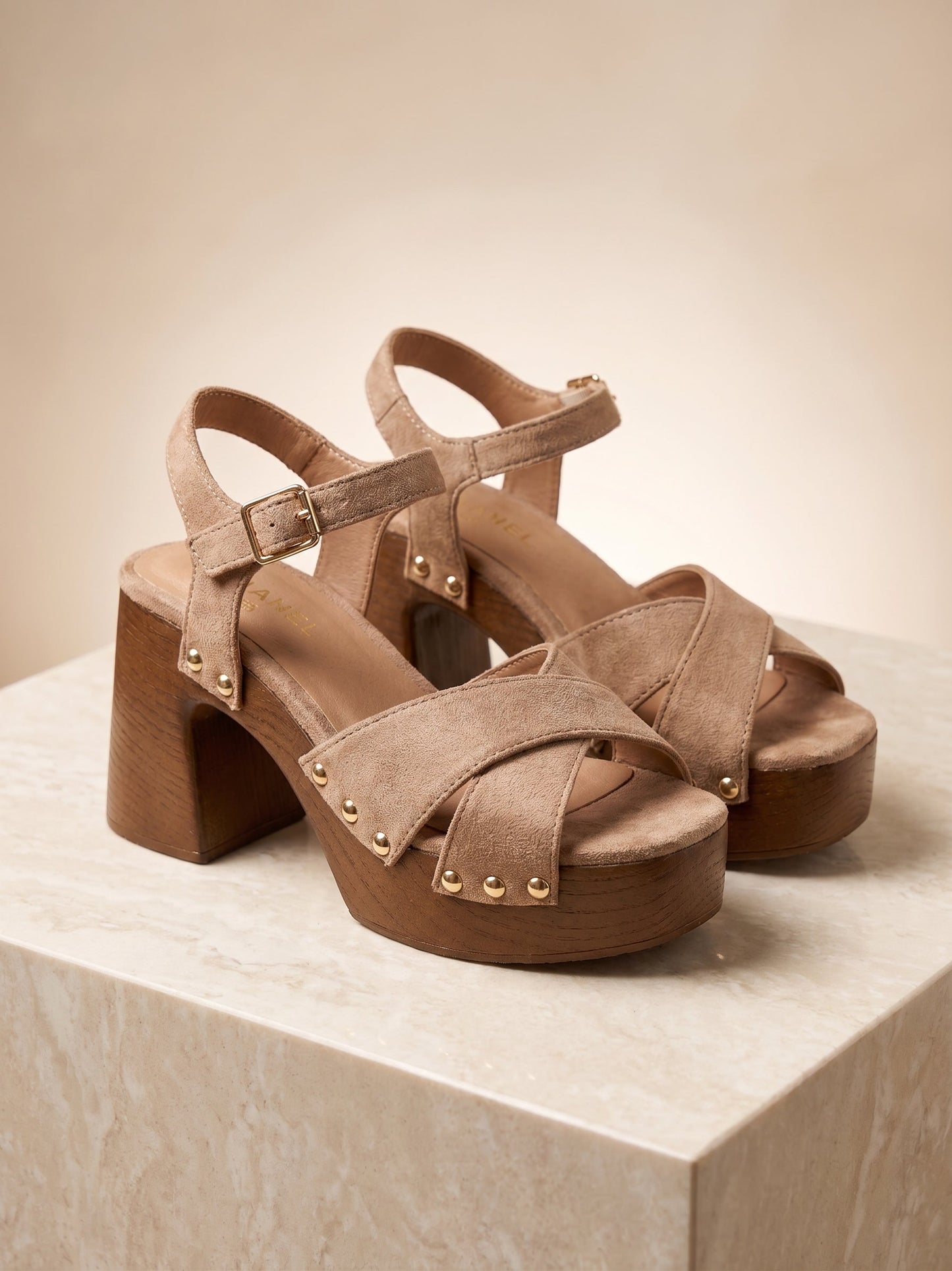 Sandalias Gaia  color topo, tiras cruzadas y tachuelas doradas