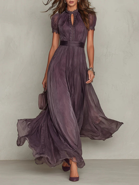 Flavia • Robe longue violette à encolure en trou de serrure et bordure en dentelle de mousseline
