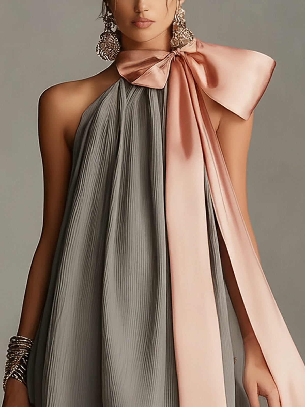 Beatrice | Minivestido de satén gris con lazo rosa y encaje