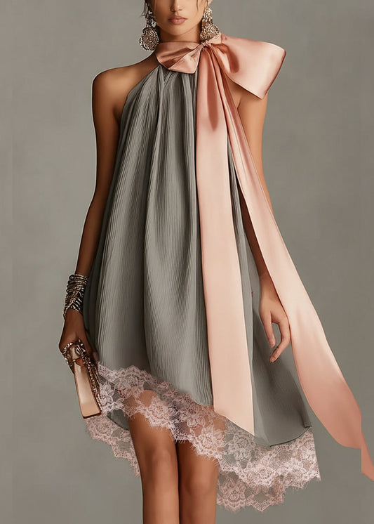 Beatrice | Minivestido de satén gris con lazo rosa y encaje